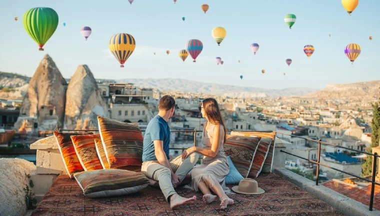 Kappadokie, pohled na horkovzdušné balóny