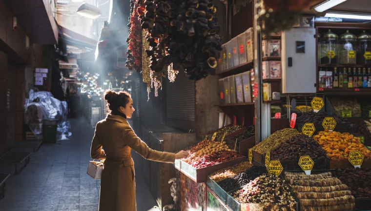 Suvenýry z Turecka, turecký bazar s mnoha stánky