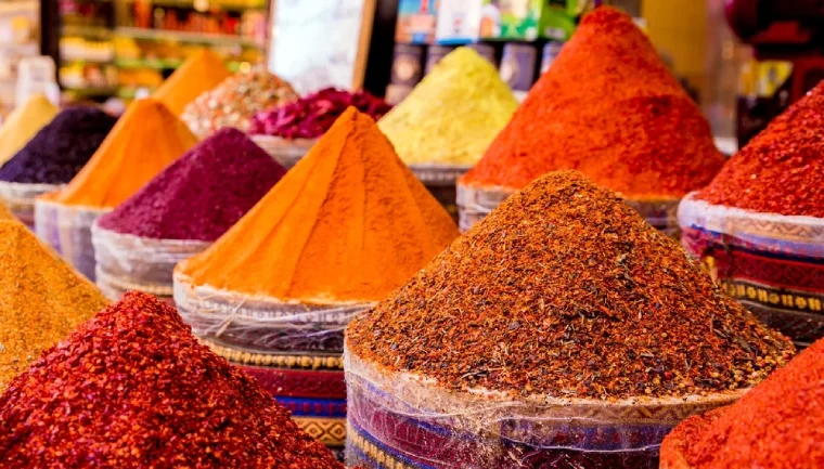Turecké koření v intenzivních barvách, dokonalý suvenýr z Turecka
