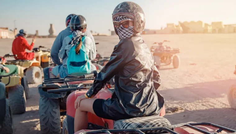 Jízda na čtyřkolkách v poušti v Hurghadě, zimní atrakce