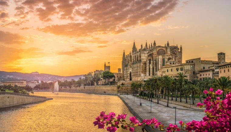 Mallorca, pohled na městskou promenádu u vody, západ slunce na Mallorce