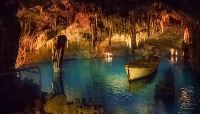 Mallorca, krásná jeskyně pro turisty k prozkoumání