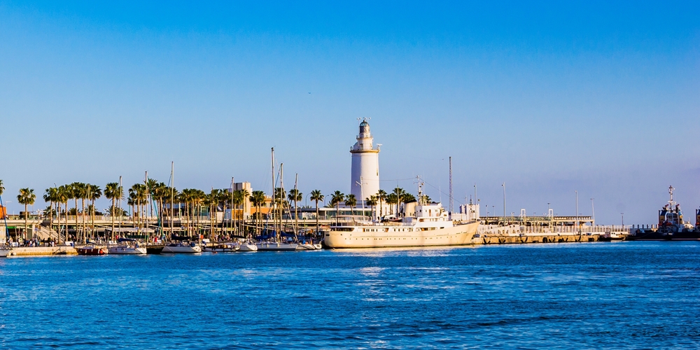 Top 7 nejlepších destinací na dovolenou v září 2026 5 Maják v námořním přístavu Málaga