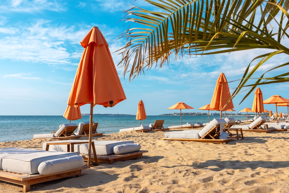 Bulharsko pláž se slunečníky