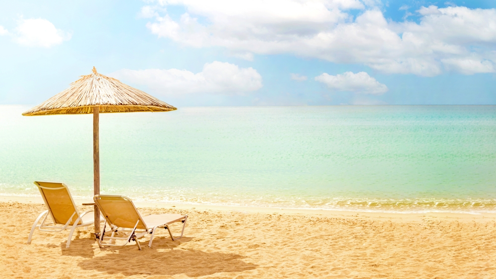 lehátka a slunečník na pláži