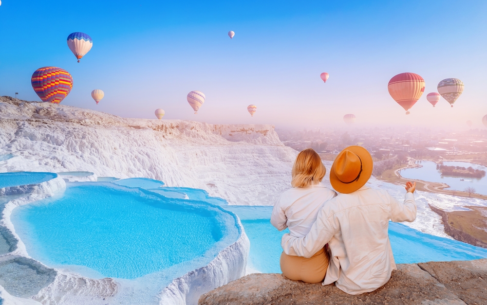 Turisté si užívají výhled na Pamukkale
