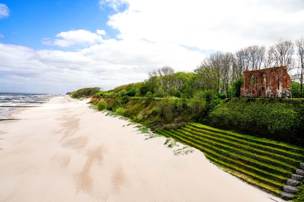 Kostel sv. Mikuláše, pláž Trzęsacz