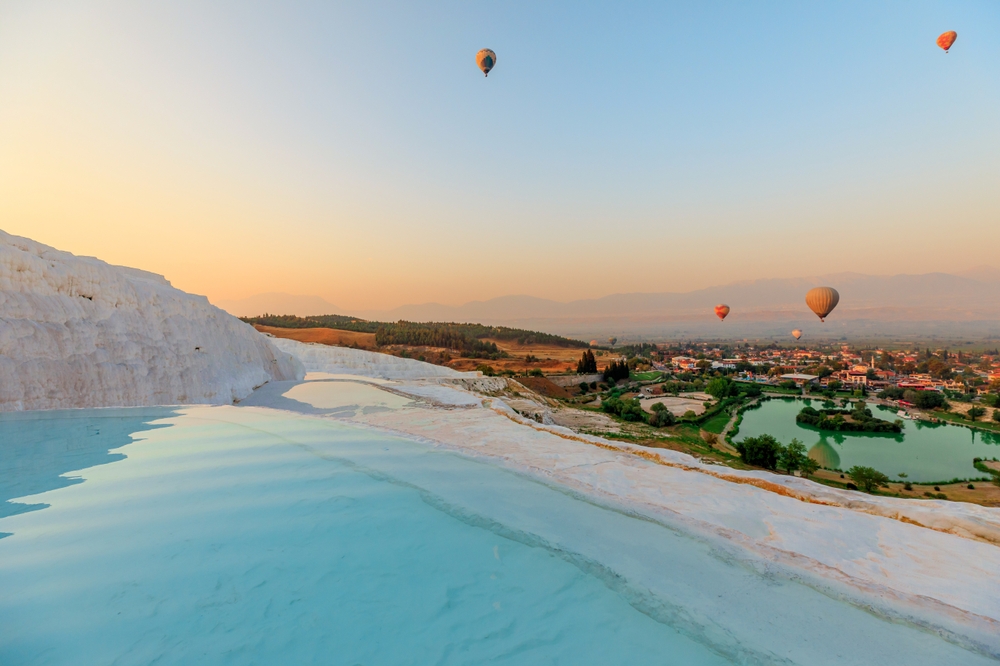 Pamukkale v Turecku a horkovzdušné balóny