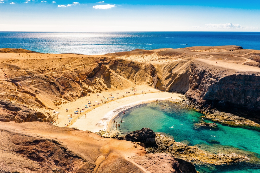Kam v listopadu k moři – TOP destinace pro rok 2026 2 Playas de Papagayo Beach, Lanzarote, Kanárské ostrovy, Španělsko