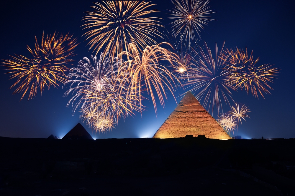 Ohňostroj nad pyramidou