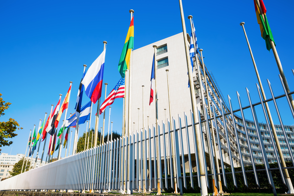 Co je UNESCO? Činnost organizace v kontextu cestovního ruchu 2 Světové vlajky před budovou UNESCO, Paříž