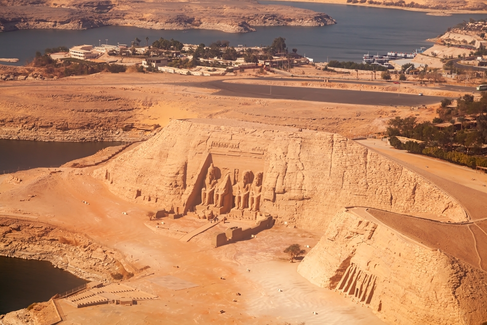 Pohled shora na chrámy Abú Simbel