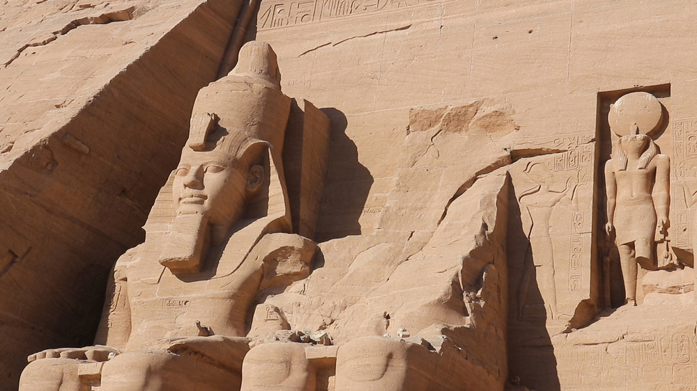 Poničené sochy v Abú Simbel