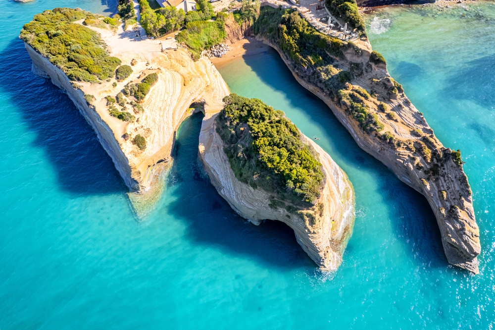 Na obrázku je Canal d'Amour s tyrkysově zbarvenou vodou.
