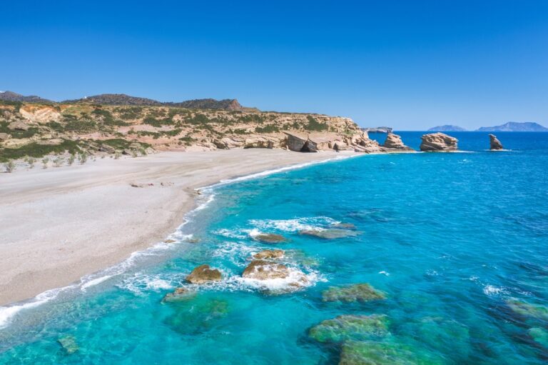 pohled na krásné modré moře a písečnou pláž