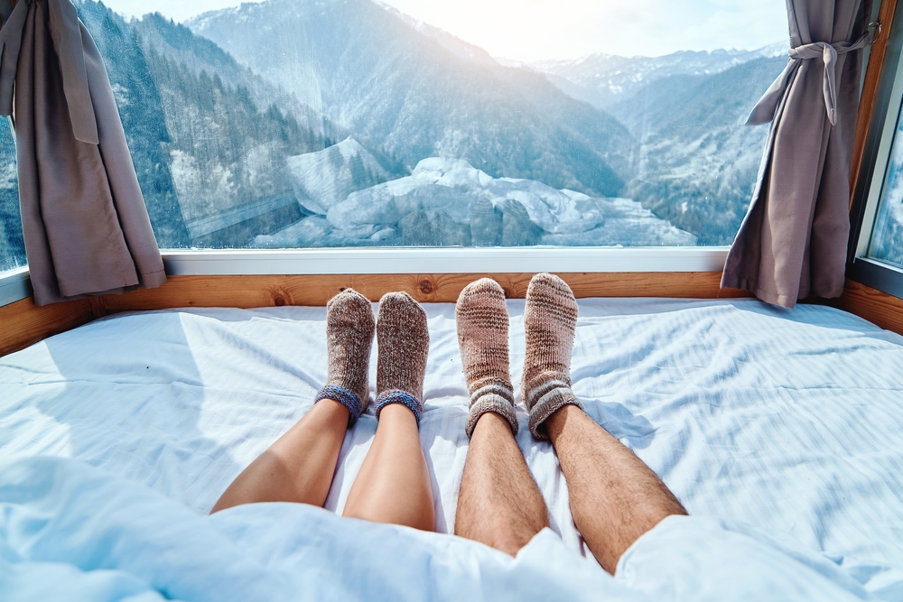 Kde strávit Valentýna? Nejromantičtější místa 8 Dva páry nohou, výhled na hory