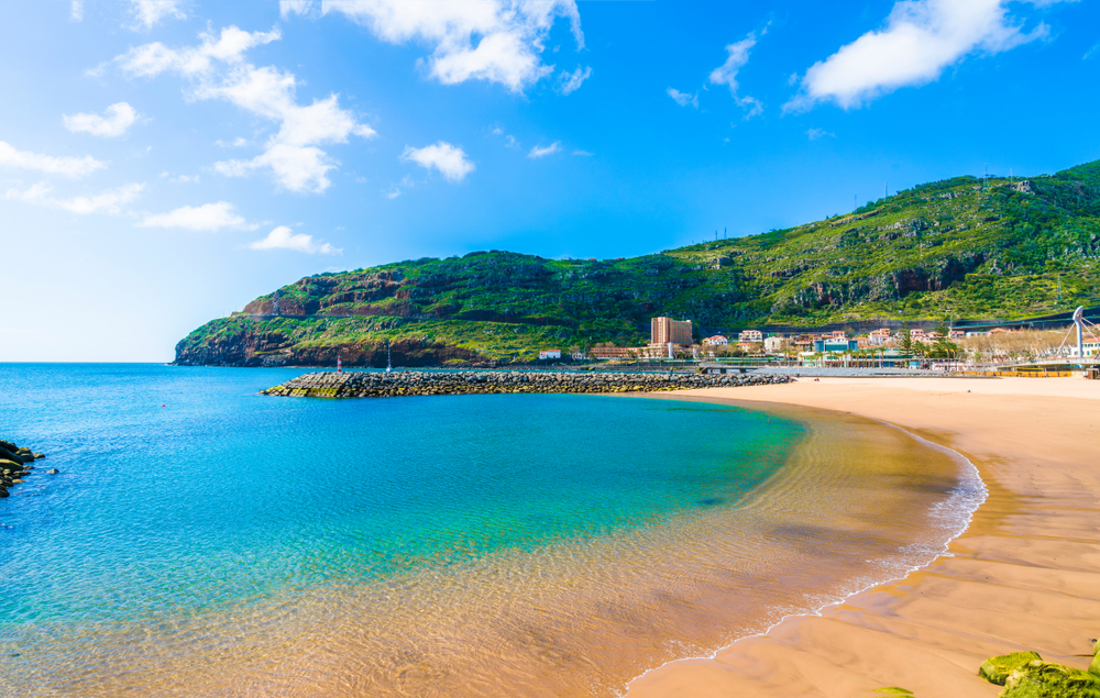 Madeira pláže - Top 7 míst, která nadchnou každého! 2 pláž Praia de Machico se zlatým pískem
