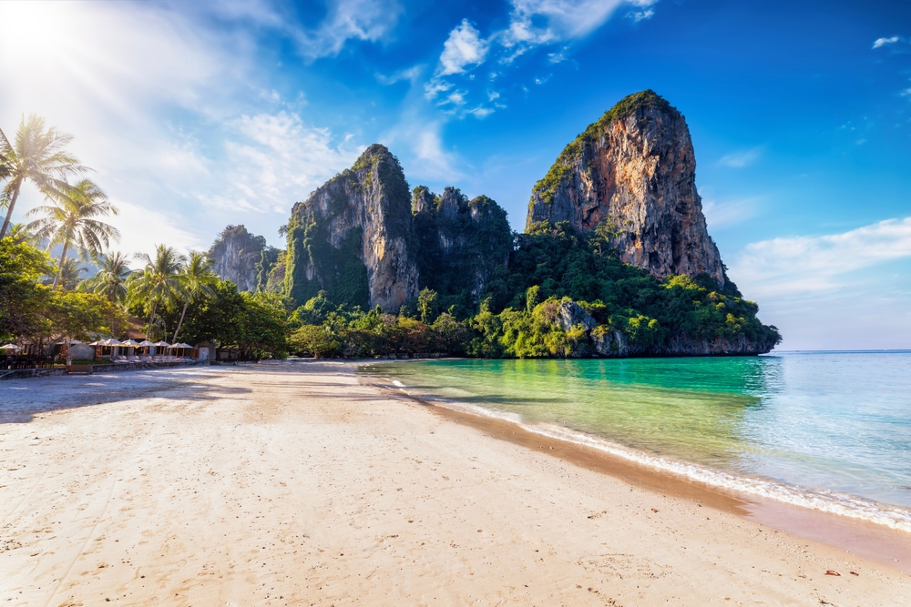 Na obrázku je krásná písečná pláž Railay Beach.
