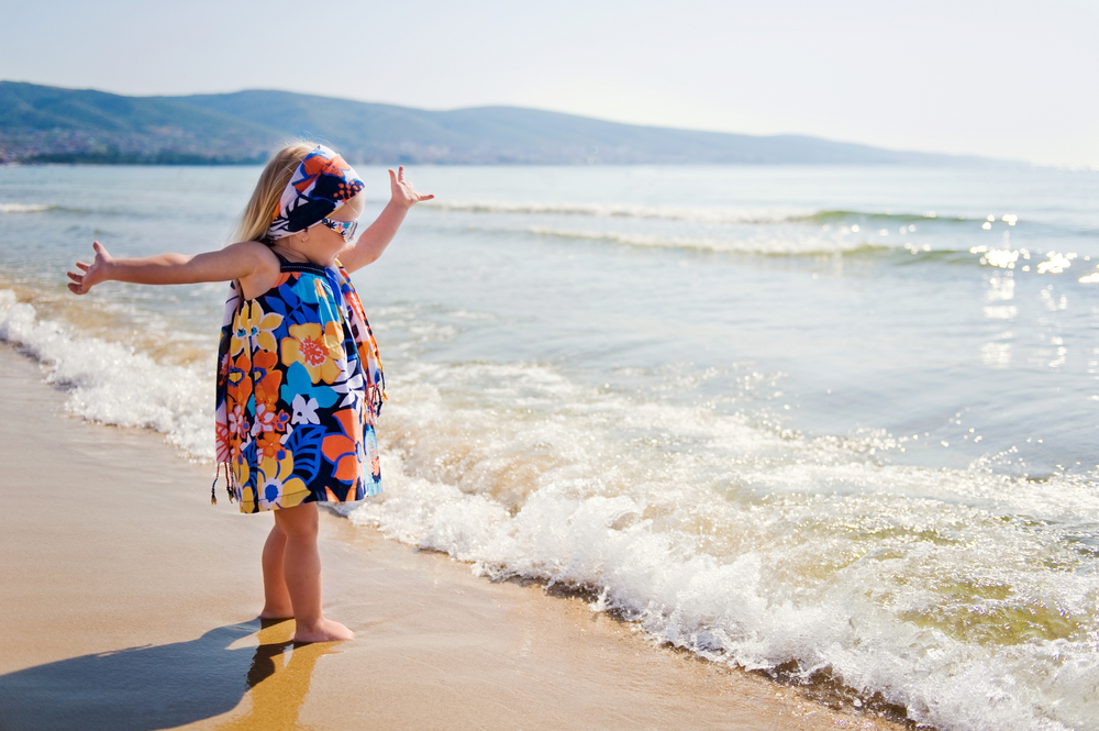 dítě na pláži