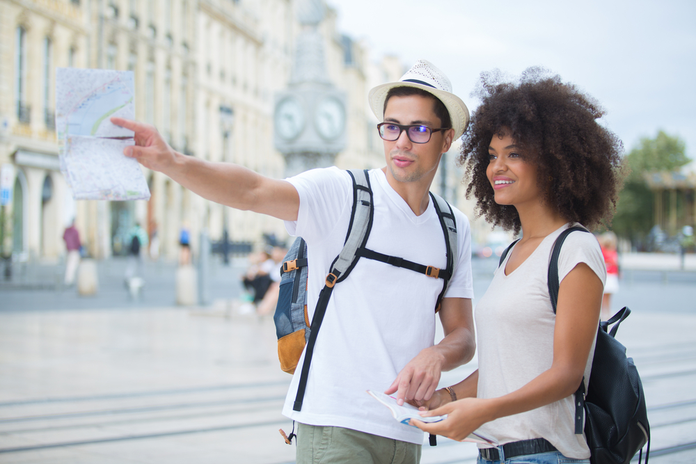 Muž ukazuje ženě směr