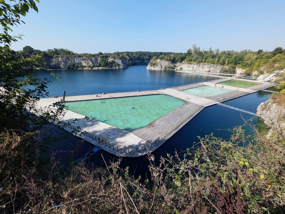Zakrzówek zatopený lom u Krakova v Polsku