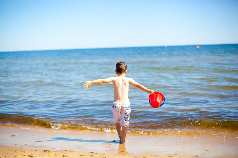 Dítě na pláži v Polsku