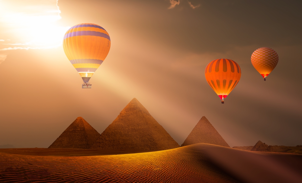 Horkovzdušné balony nad pyramidami v Egyptě