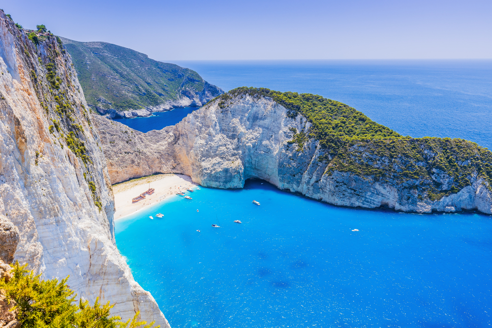 TOP 5 řeckých ostrovů pro bezstarostnou All Inclusive dovolenou 6 Zakynthos pláž s vrakem lodi Navagio