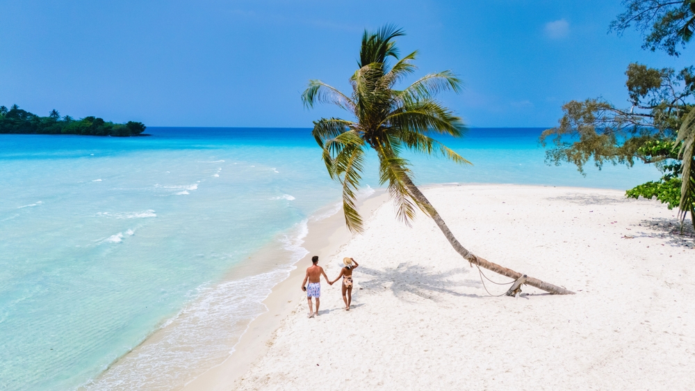pláž v Thajsku romantický pár na dovolené