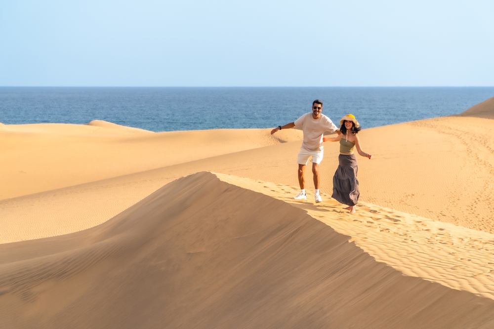 Průvodce: Objevte letoviska Gran Canarie! Noční život, relaxace i dovolená s dětmi 6 Pár v písečných dunách v maspalomas Gran Canaria