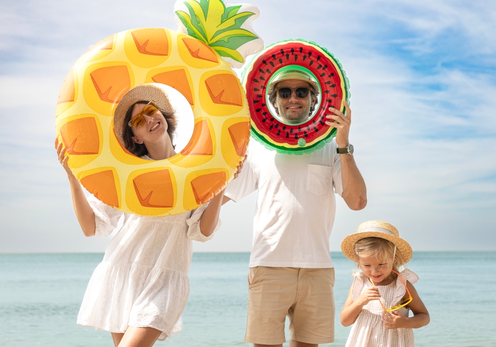 Je cestování na poslední chvíli vhodné pro dovolenou s dětmi? 3 rodina na pláži při last minute dovolené