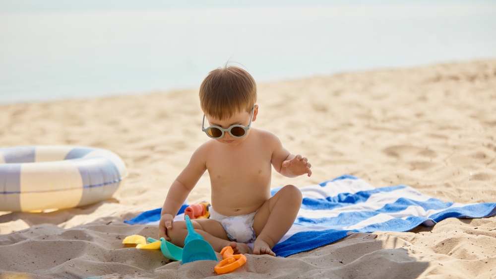 Je cestování na poslední chvíli vhodné pro dovolenou s dětmi? 2 rodinná dovolená s dětmi chlapeček na pláži