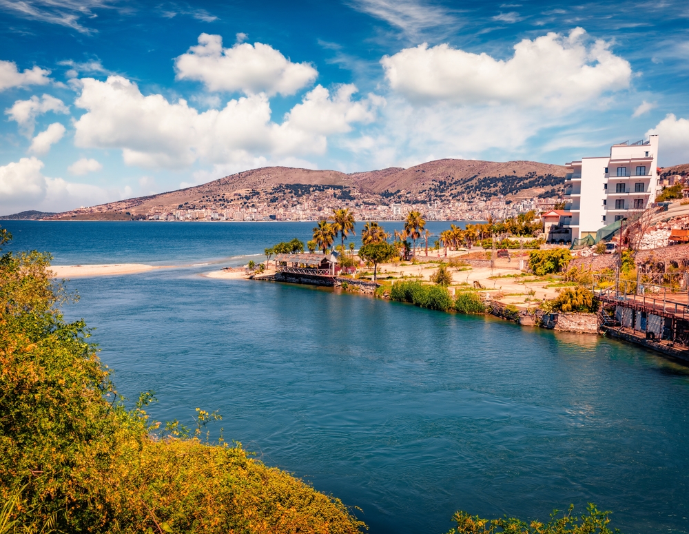 Řeka vlévající se do moře na pláži v Albánii