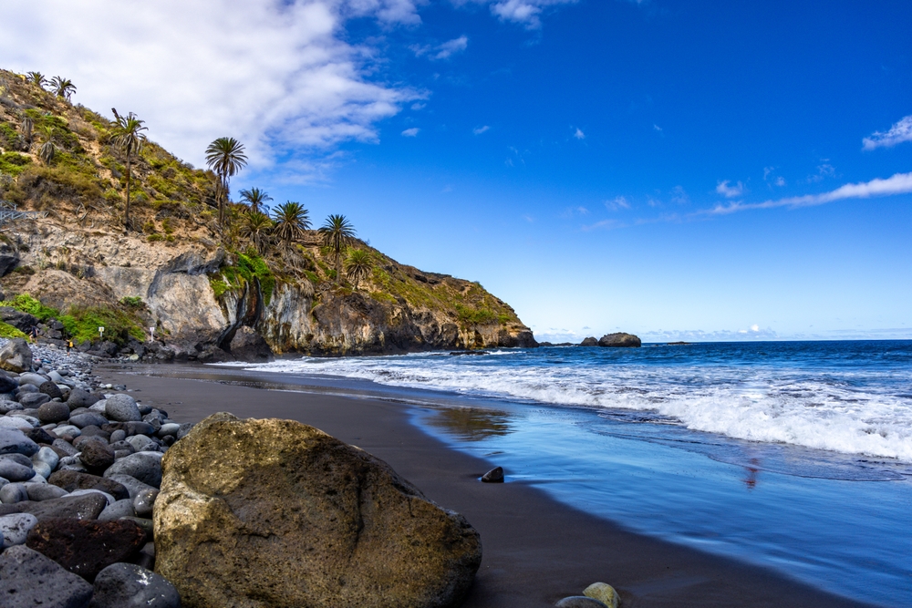 černá pláž s vulkanickým pískem Playa Castro Tenerife