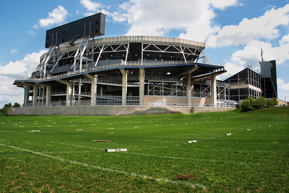 Beaver Stadium v Pensylvánii s trávou v popředí