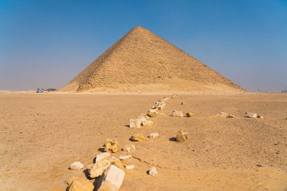Starověké egyptské pyramidy nebo kolébka Egypta. Kde se nacházejí? 2 Červená pyramida, největší pyramida v nekropoli Dahshur, Egypt, Afrika