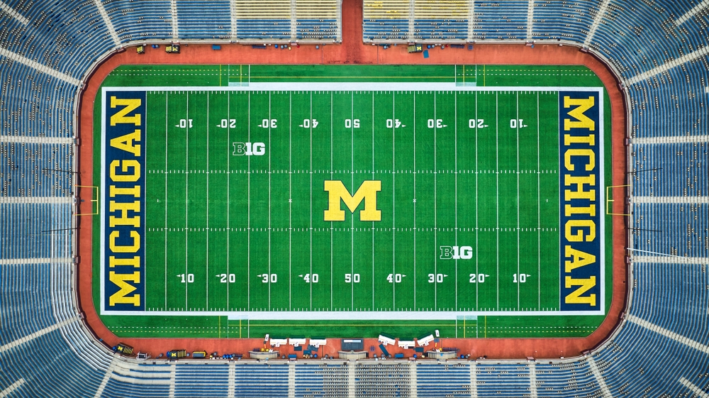 Letecký pohled shora na prázdný fotbalový stadion Michigan Wolverines