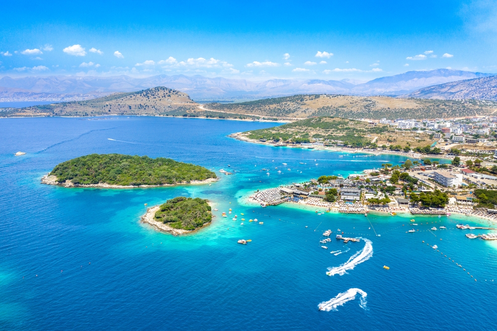 Panoramatický výhled na pláž Bora Bora u Ksamilu na Albánské riviéře