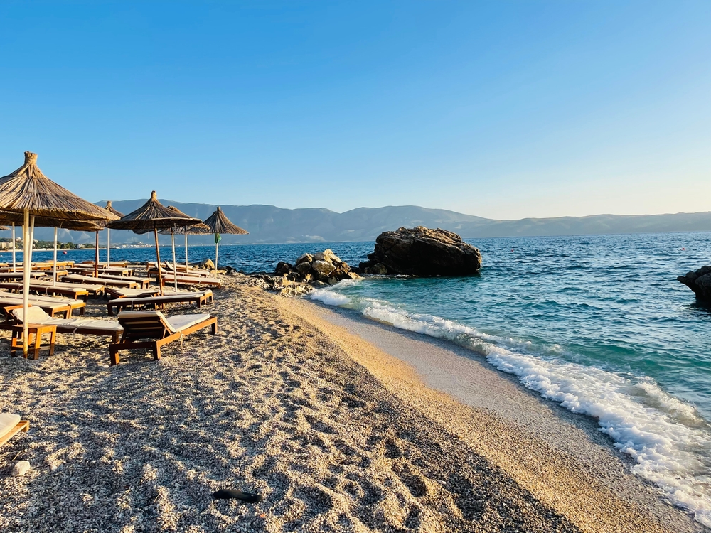 Pláž Radhime v Albánii