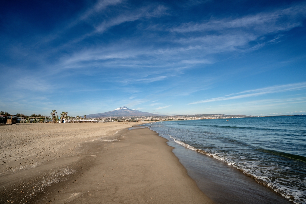 Pláž v Katánii na Sicílii