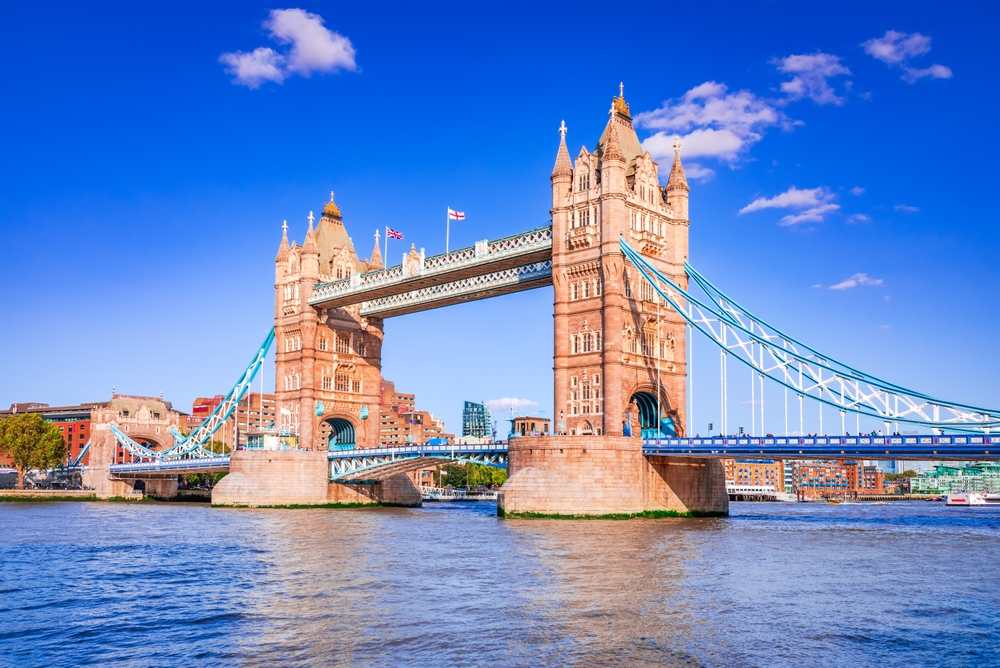 Tower Bridge, visutý most přes řeku Temži poblíž londýnského Toweru