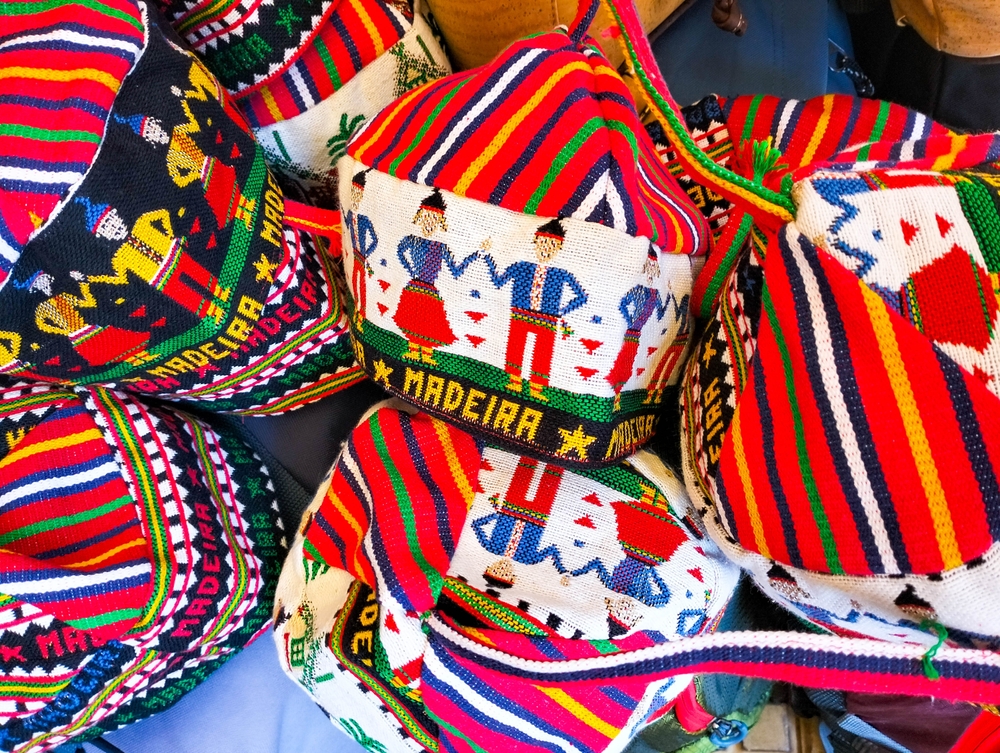 Suvenýry z Madeiry – co si přivézt z ostrova věčného jara? 3 carapuça madeirský klobouk