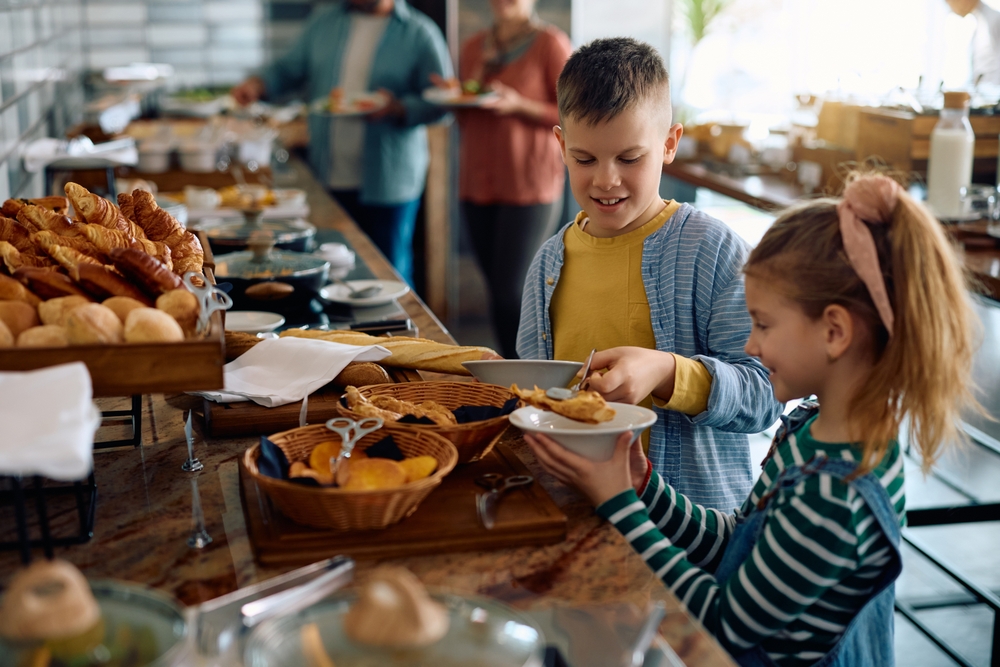 All Inclusive pro rodiny s dětmi – na co se zaměřit při výběru hotelu? 2 děti u all inclusive bufetu