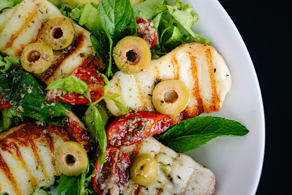 salát s halloumi sýrem a olivami 