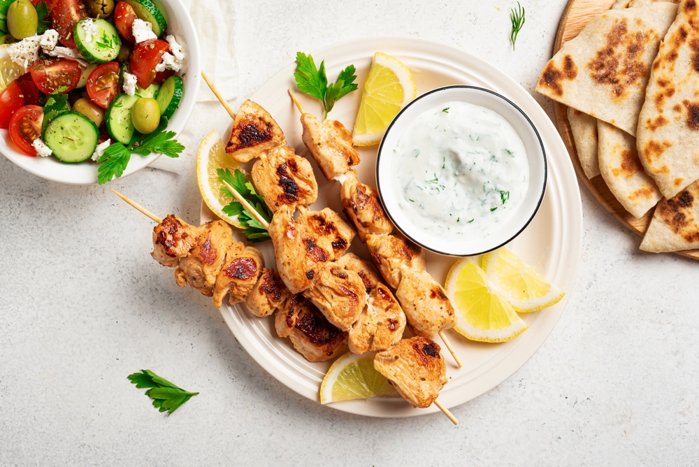 souvlaki, tzatziki, řecký salát