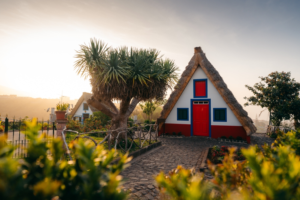 Suvenýry z Madeiry – co si přivézt z ostrova věčného jara? 6 tradiční domy Santana Madeira Portugalsko