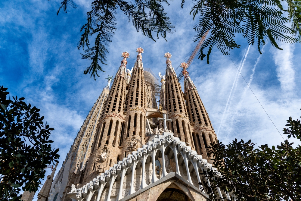 Sagrada Familia v Barceloně: Historie, zajímavosti a informace ke vstupenkám 4 Bazilika Sagrada Familia po modrým nebem