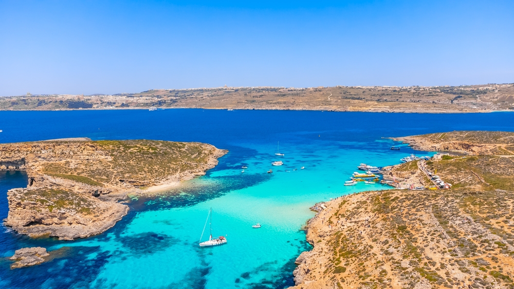 Co vidět na Maltě? 10 nejlepších atrakcí, památek a pláží 5 Blue Lagoon neboli Modrá laguna na Maltě se zářivou vodou