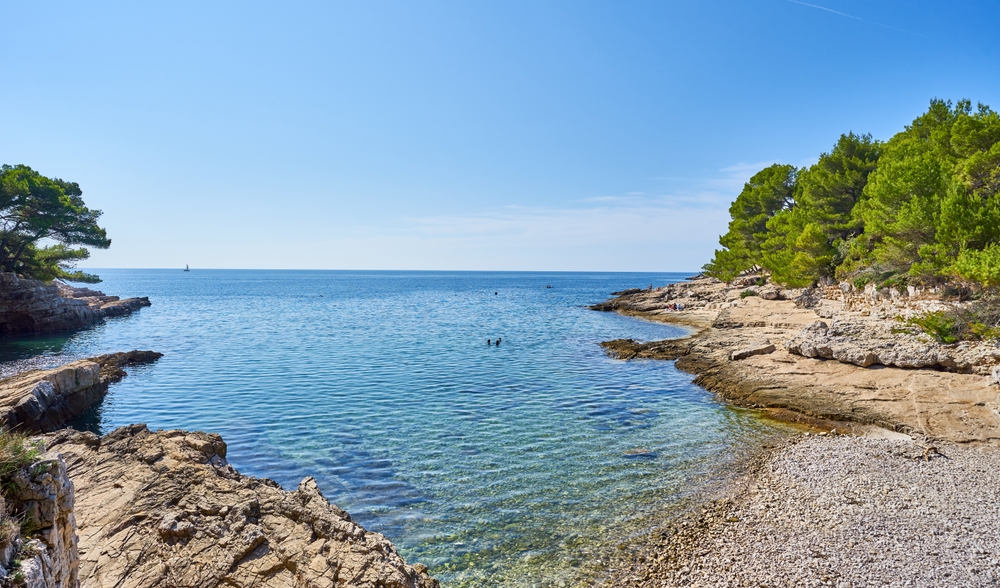 Klidná a čistá pláž Ciklonska na Istrii