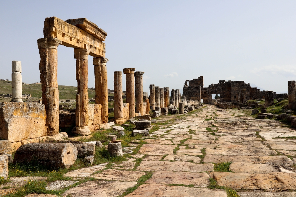 Kolonáda v ruinách starověkého města Hierapolis